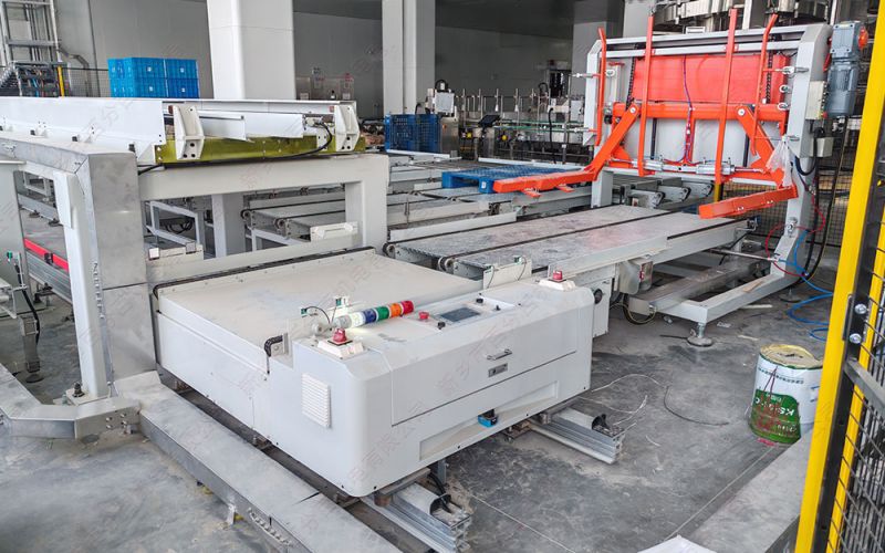 线端物流革新：为什么越来越多的智慧工厂选择RGV轨道小车